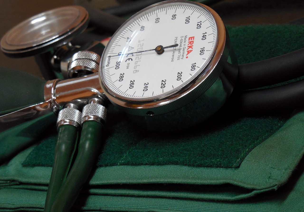 sphygmomanometer, medicine, blood pressure-350930.jpg